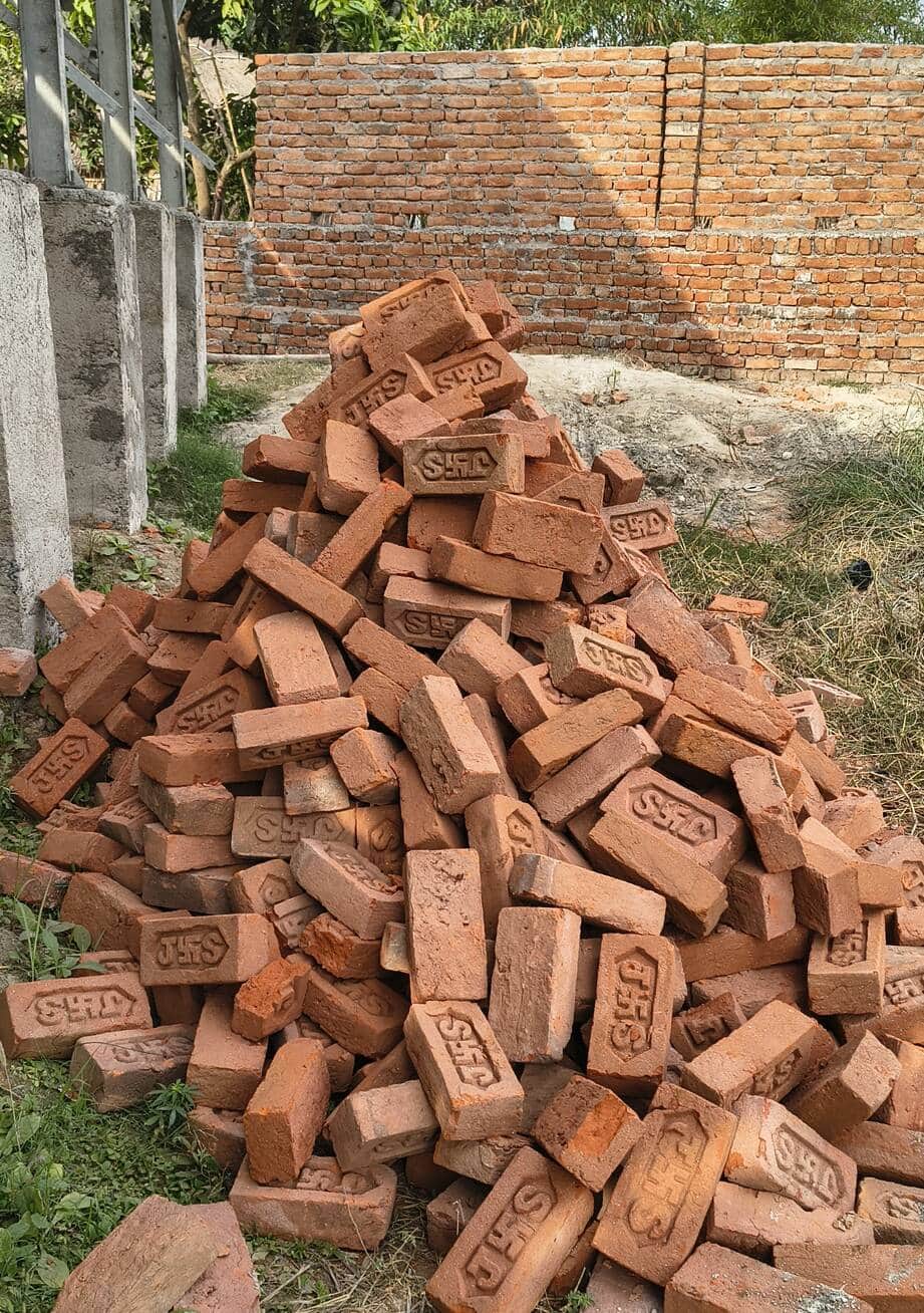 चरिघरवा में पानी टंकी के चारदीवारी निर्माण में प्रयोग हो रही दोयम दर्जे की ईंट।स्रोत-सोशल मीडिय