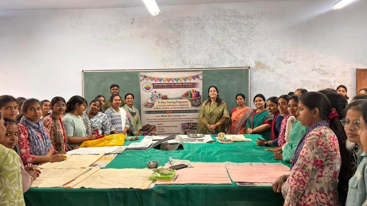 डीडीयू के गृह विज्ञान विभाग में आयोजित प्रशिक्षण कार्यक्रम के दौरान विभागाध्यक्ष प्रो. दिव्या र