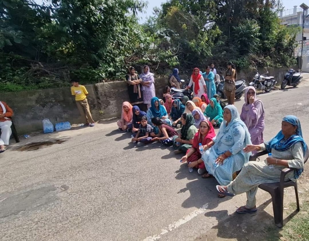 People became furious in Dangoh Khas against the liquor shop.