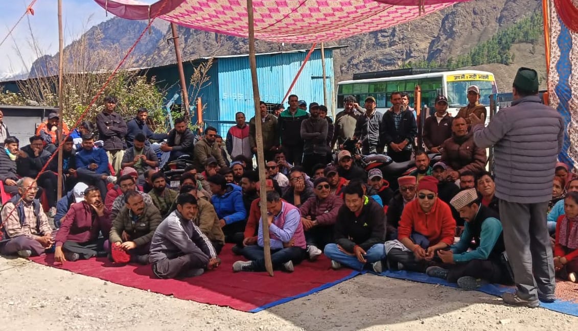 The affected people stopped the project work and clashed with CISF personnel.