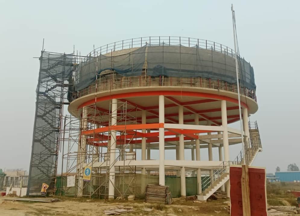 फेफना क्षेत्र के वैना पकड़ी गांव में निर्माणाधीन पानी टंकी। संवाद