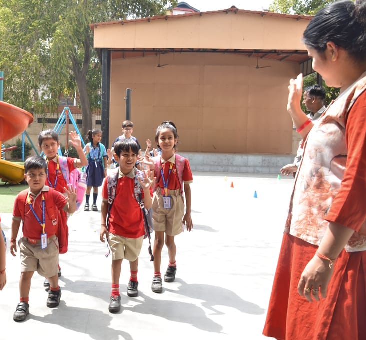 Entry festival in schools: Teachers welcomed the children with flower garlands.