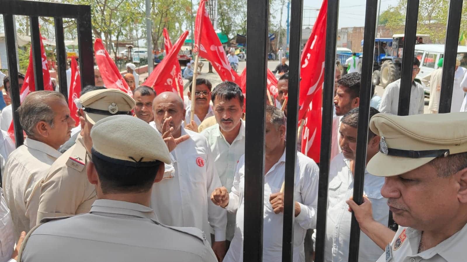 फसल बेचने पर लागू किए गए नियमाें को विरोध प्रदर्शन कर रहे किसानों को रोकती पुलिस। संवाद