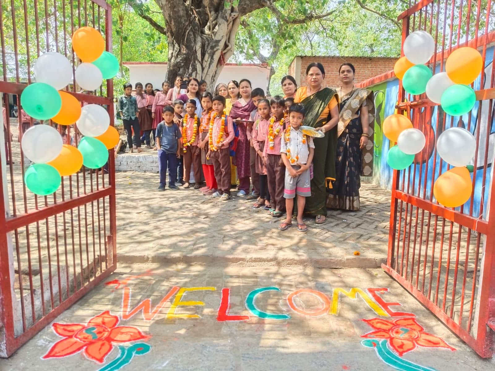 फोटो 01 एचएएमपी 13- टेढ़ा विद्यालय में बच्चों का स्वागत करते शिक्षक। स्रोत- विद्यालय