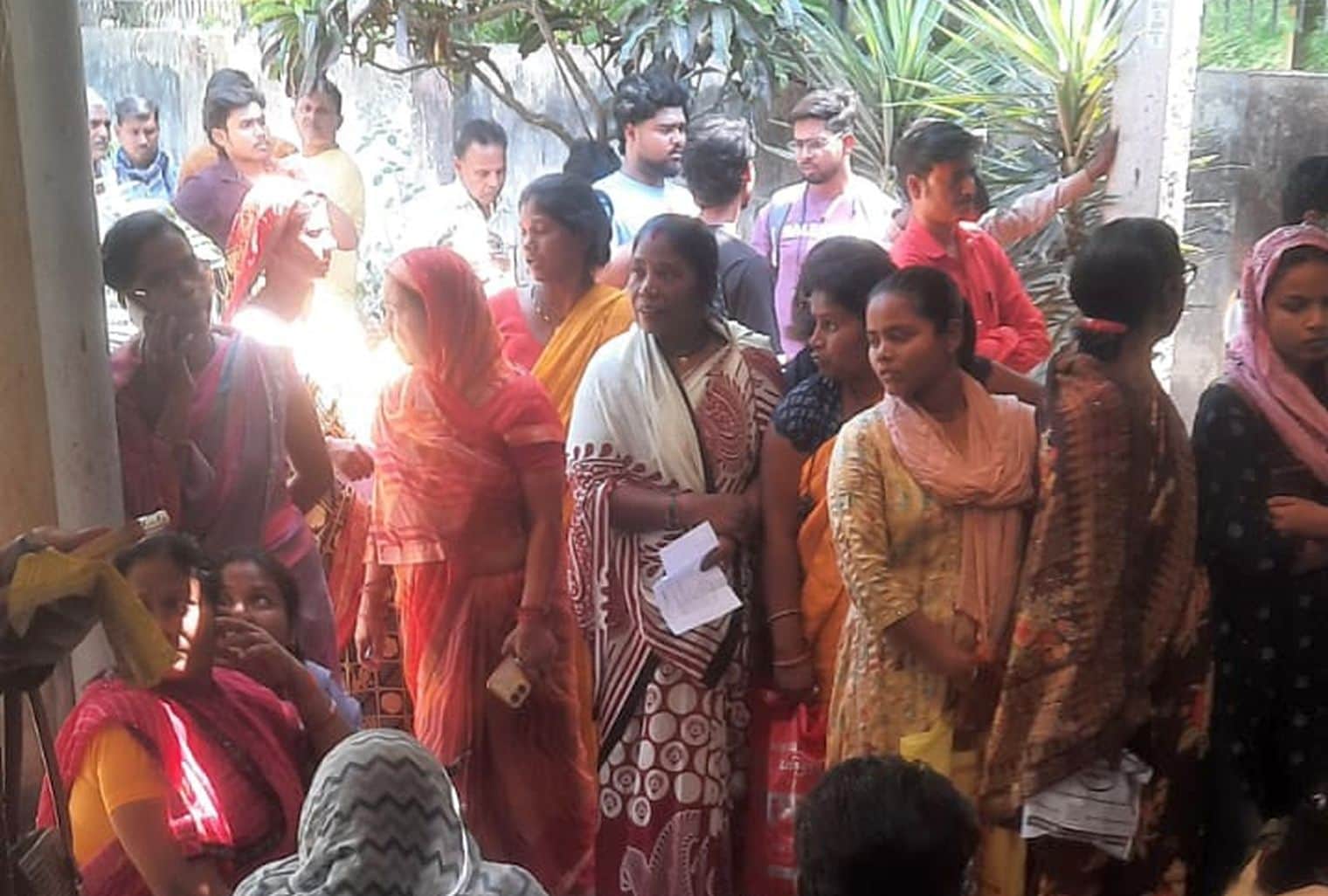 फोटाे- 01- कोयलबाग कालोनी उपकेंद्र पर लगी उपभोक्ताओं की भीड़। संवाद