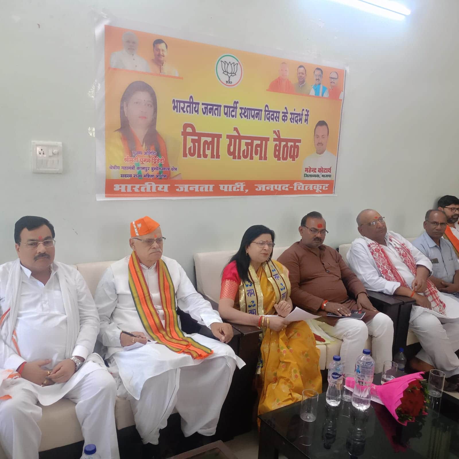 फोटो 02सीकेटीपी 01 पार्टी कार्यालय पर बैठक करती प्रदेश महामंत्री व मंचासीन अन्य। संवाद