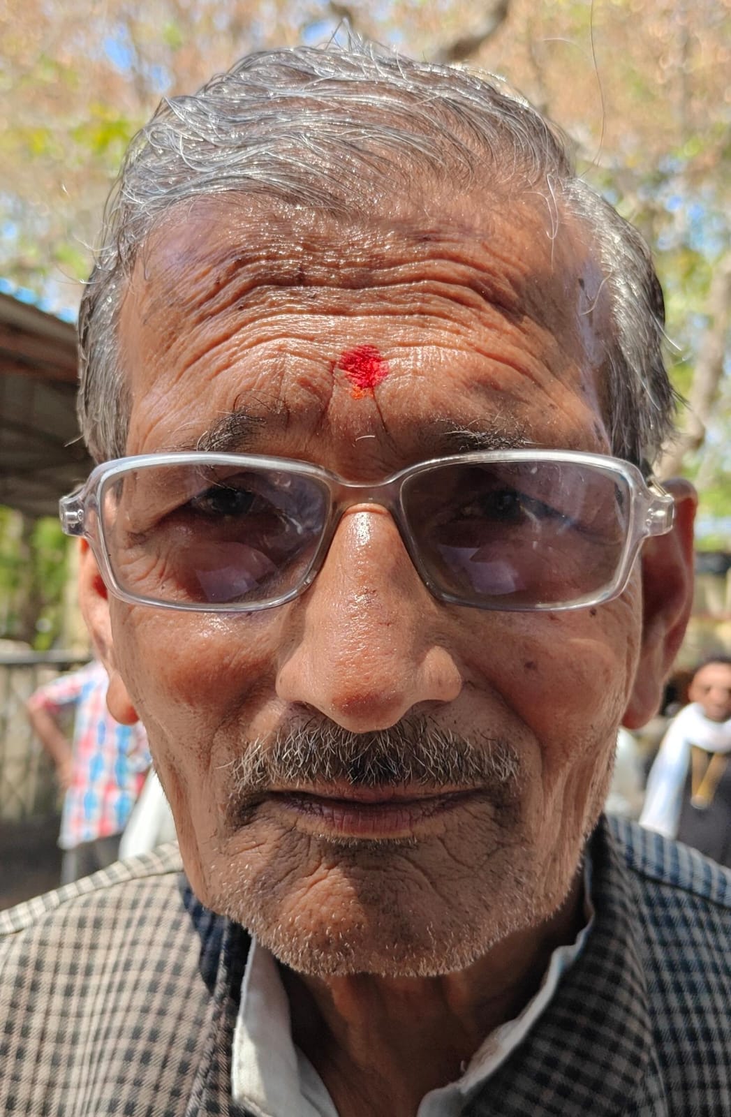 Trader robbed of Rs 15,000 after putting chilli powder in his eyes