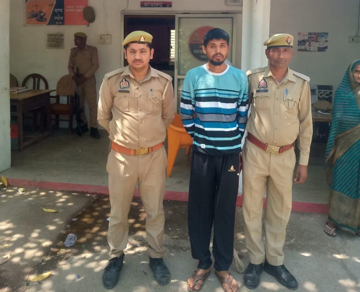 A young man reached the girl's house and threatened her by brandishing a pistol.