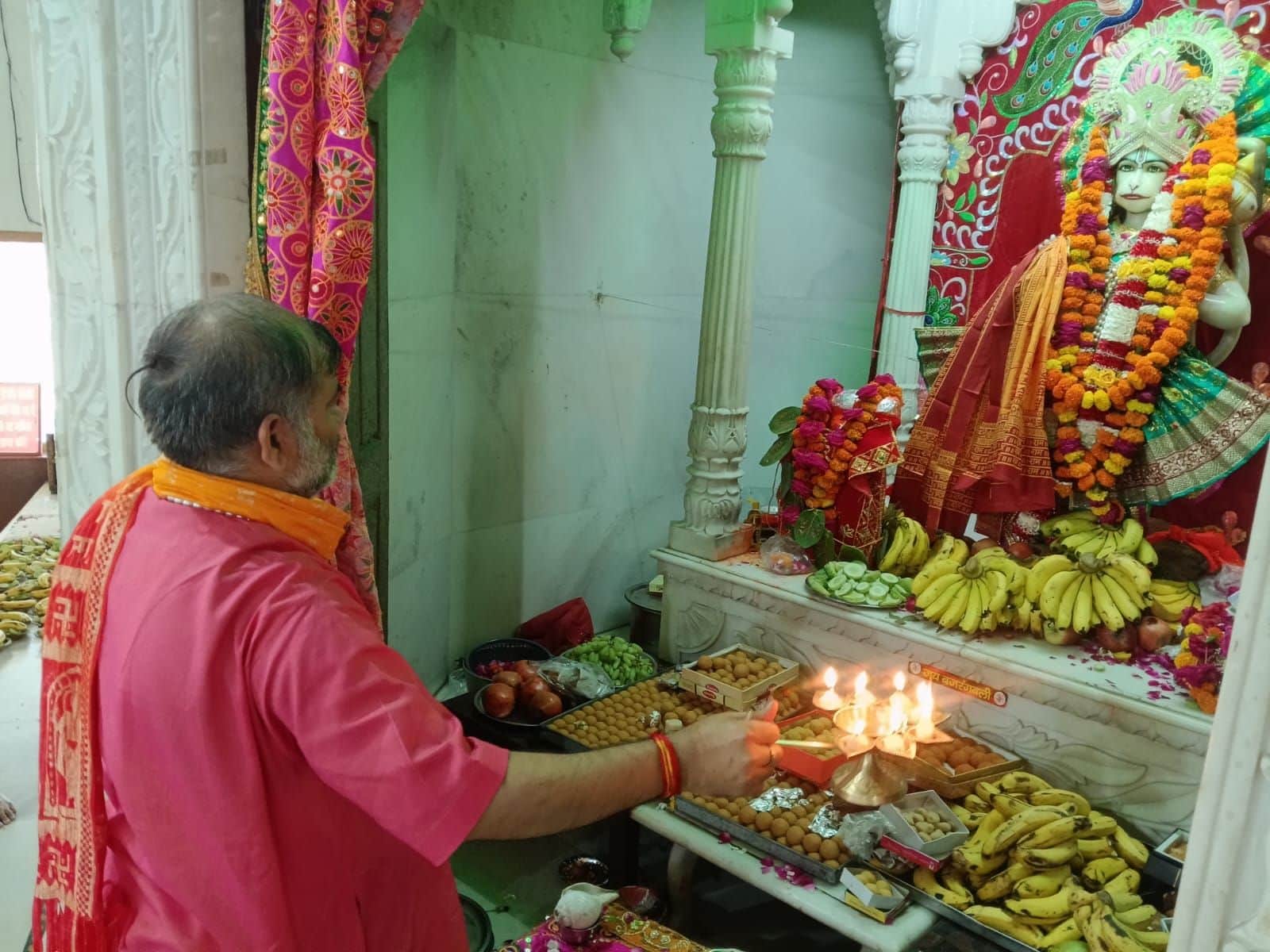 फोटो 14: श्रीरामजानकी मंदिर में भगवान श्री हनुमान जी की मूर्ति की आरती करते पुजारी मैथिलीशरण श