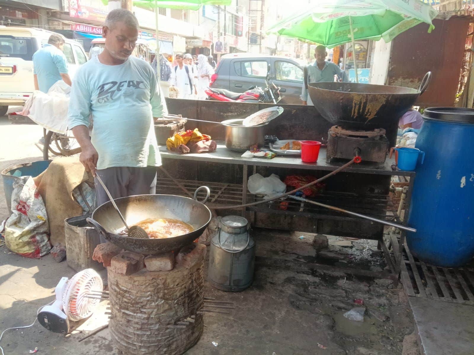फोटो 21: भट्ठी पर समोसा बनाता कारीगर साेनू। संवाद
