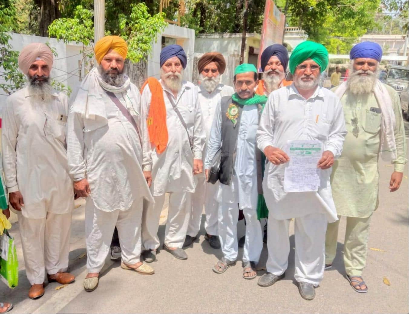 फोटो-25 - कलक्ट्रेट में ज्ञापन देने जाते भाकियू पदाधिकारी व कार्यकर्ता। संवाद