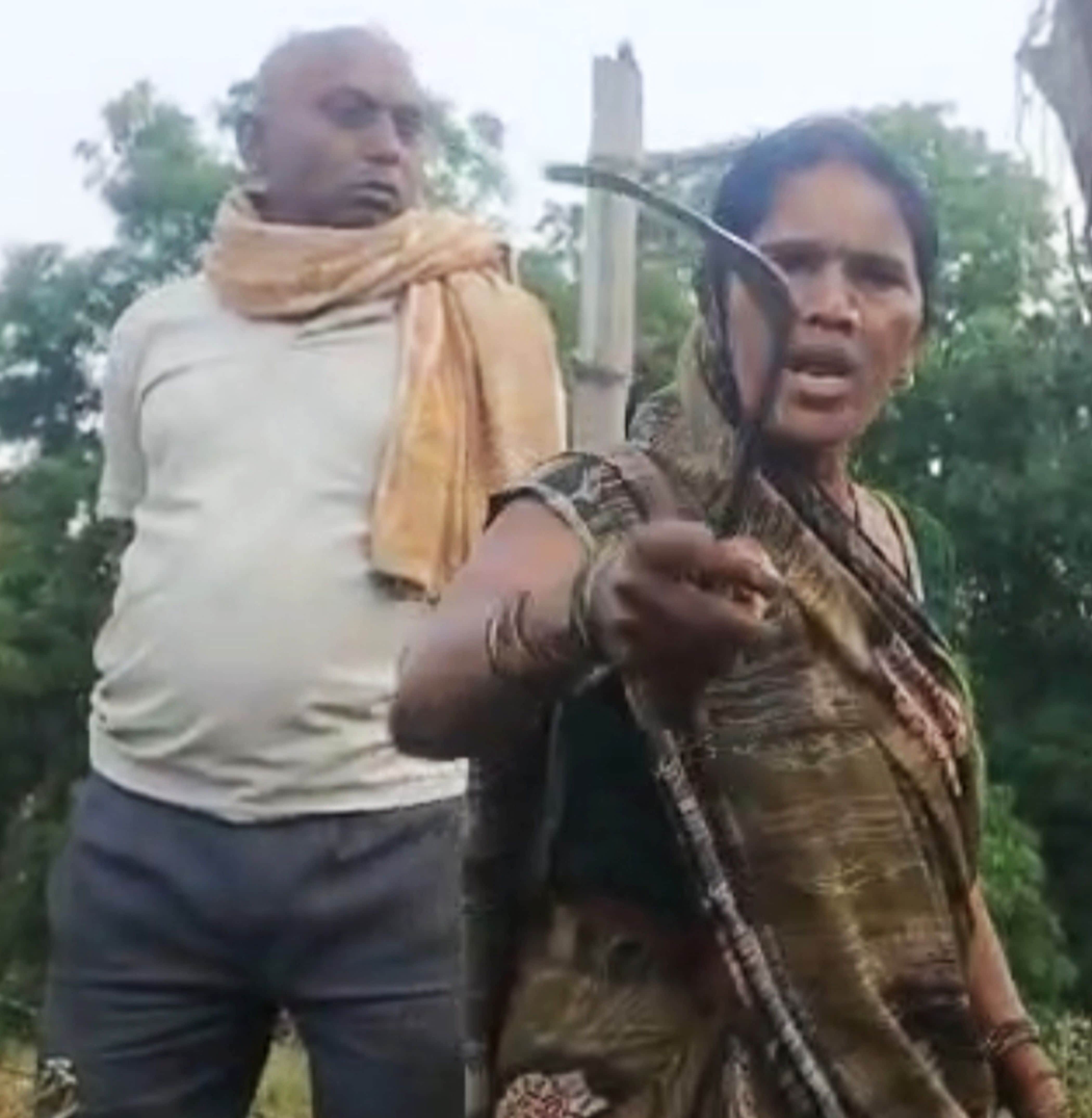 फोटो-36-हंसिया से हमला करने को दौड़ी महिला। वीडियो ग्रैब