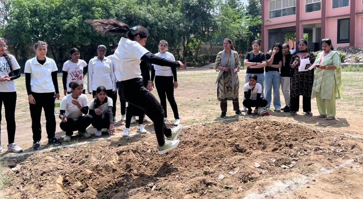 फोटो-52: बहादुरगढ़ के वैश्य कॉलेज में आयोजित प्रतियोगिता में भाग लेती छात्राएं। स्रोत कॉलेज