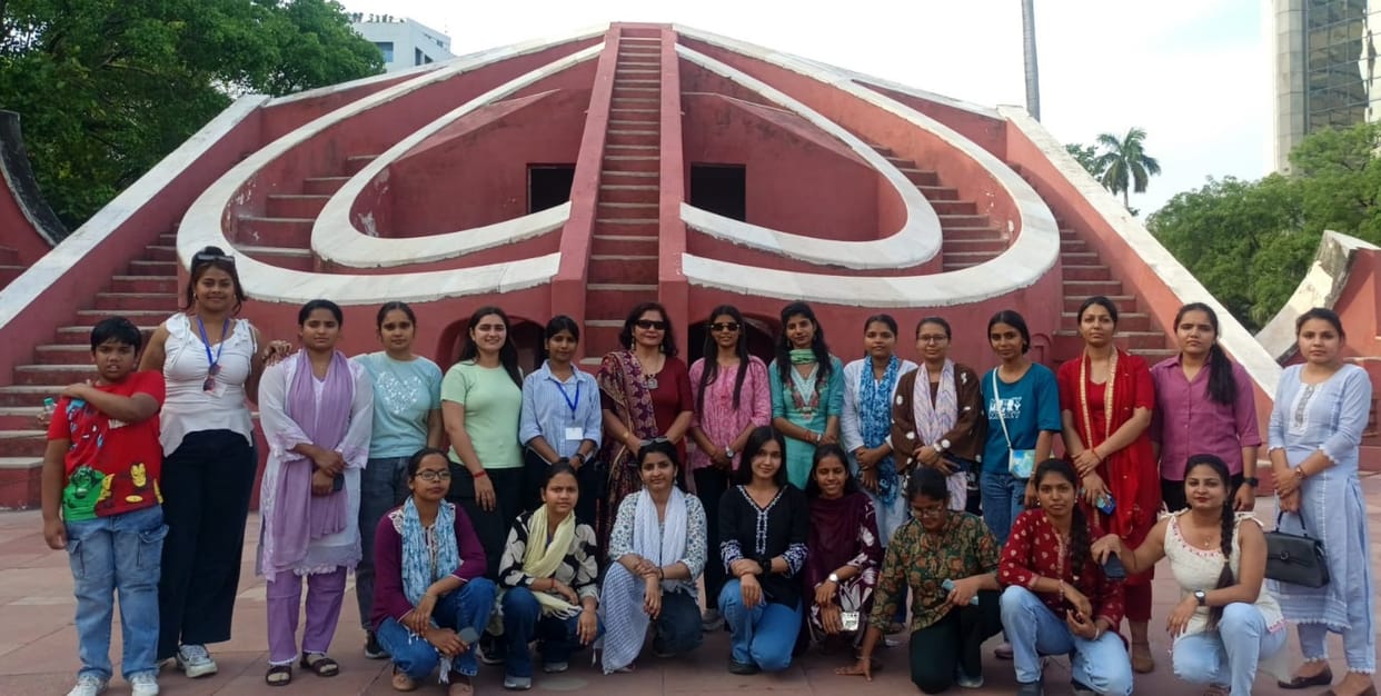 Female students went on an educational tour.