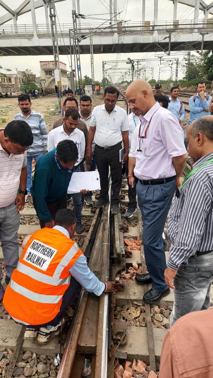 फोटो। जंक्शन पर रेल लाइन की जांच करते डीआरएम पुष्पेंद्र त्रिपाठी। संवाद