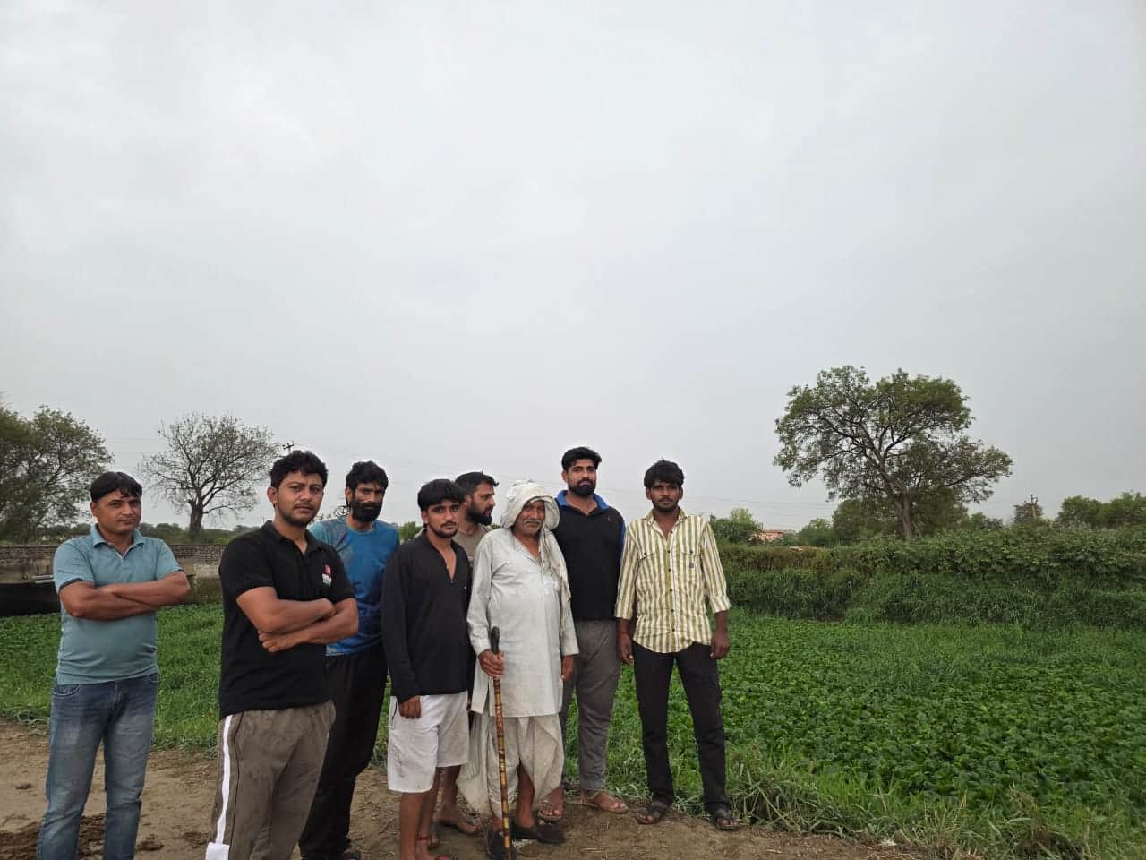 फोटो नंबर 71: खेतों से निकल रही केसीबी ड्रेन की ओवरफ्लो स्थिति। फाइल फोटो