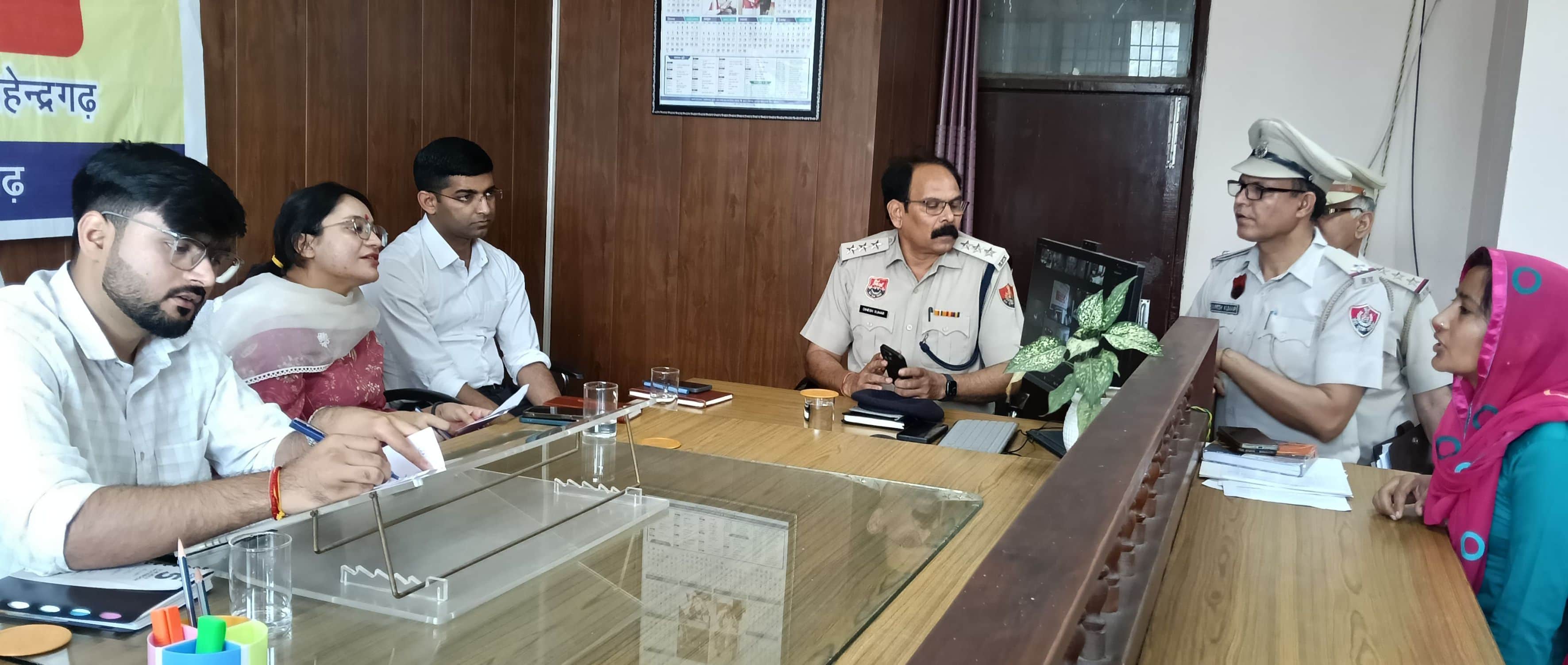 फोटो संख्या:52 समाधान शिविर में समस्याएं सुनते एसडीएम योगेश सैनी। विज्ञप्ति