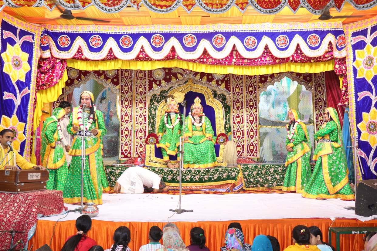The audience shed tears after seeing the friendship between Shri Krishna and Sudama.