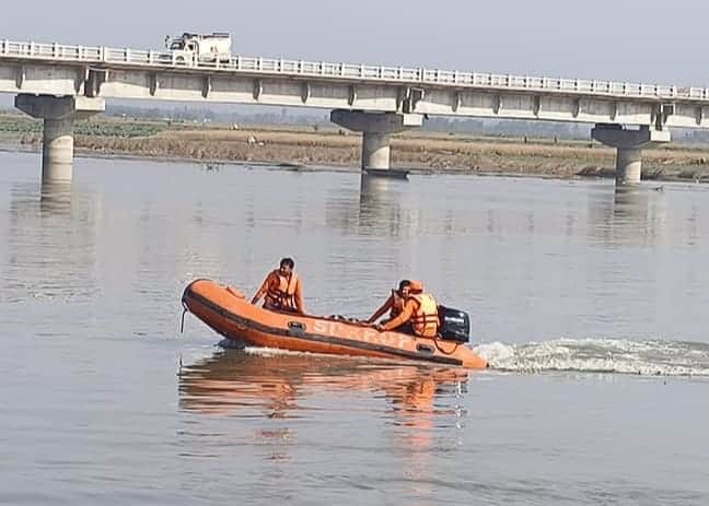 फोटा36कादरगंज में डूबे युवक की तलाश करती एसडीआरएफ टीम। संवाद