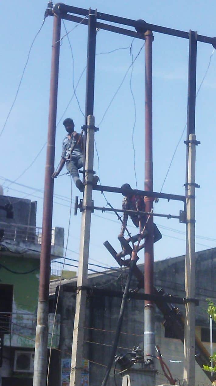 फोटो45कासगंज में डबल पोल लगाने का कार्य करते कर्मी।स्रोत:विभाग