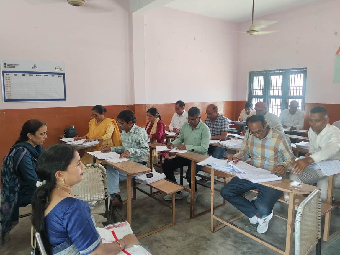 फतेहाबाद के बालभारती स्कूल में बनाए गए केंद्र में उत्तरपुस्तिकाओं की मार्किंग करते हुए शिक्षक