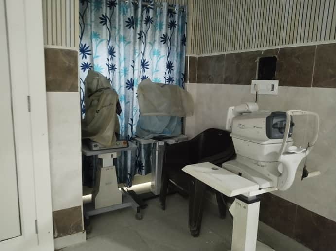 फतेहाबाद के नागरिक अस्पताल में खराब पड़ी नेत्र जांच मशीनें संवाद