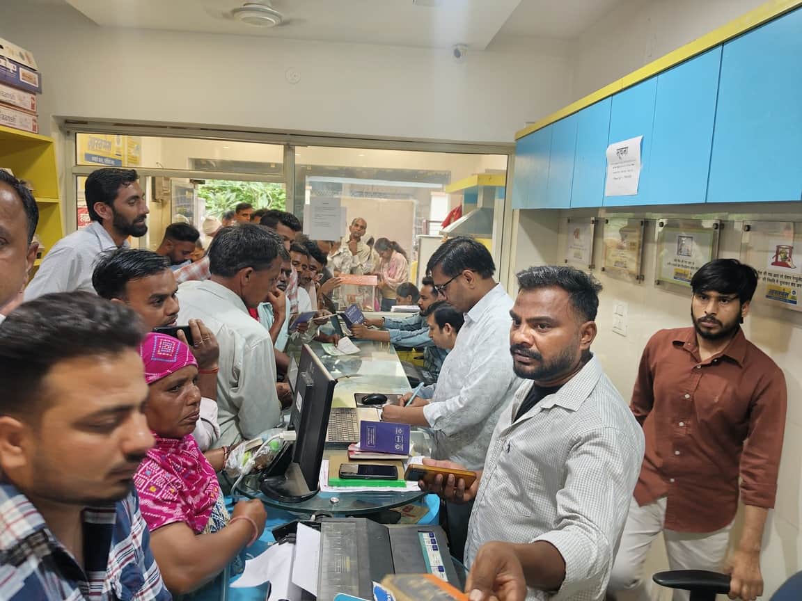 फतेहबाद में गैस एजेंसी पर लगी भीड़