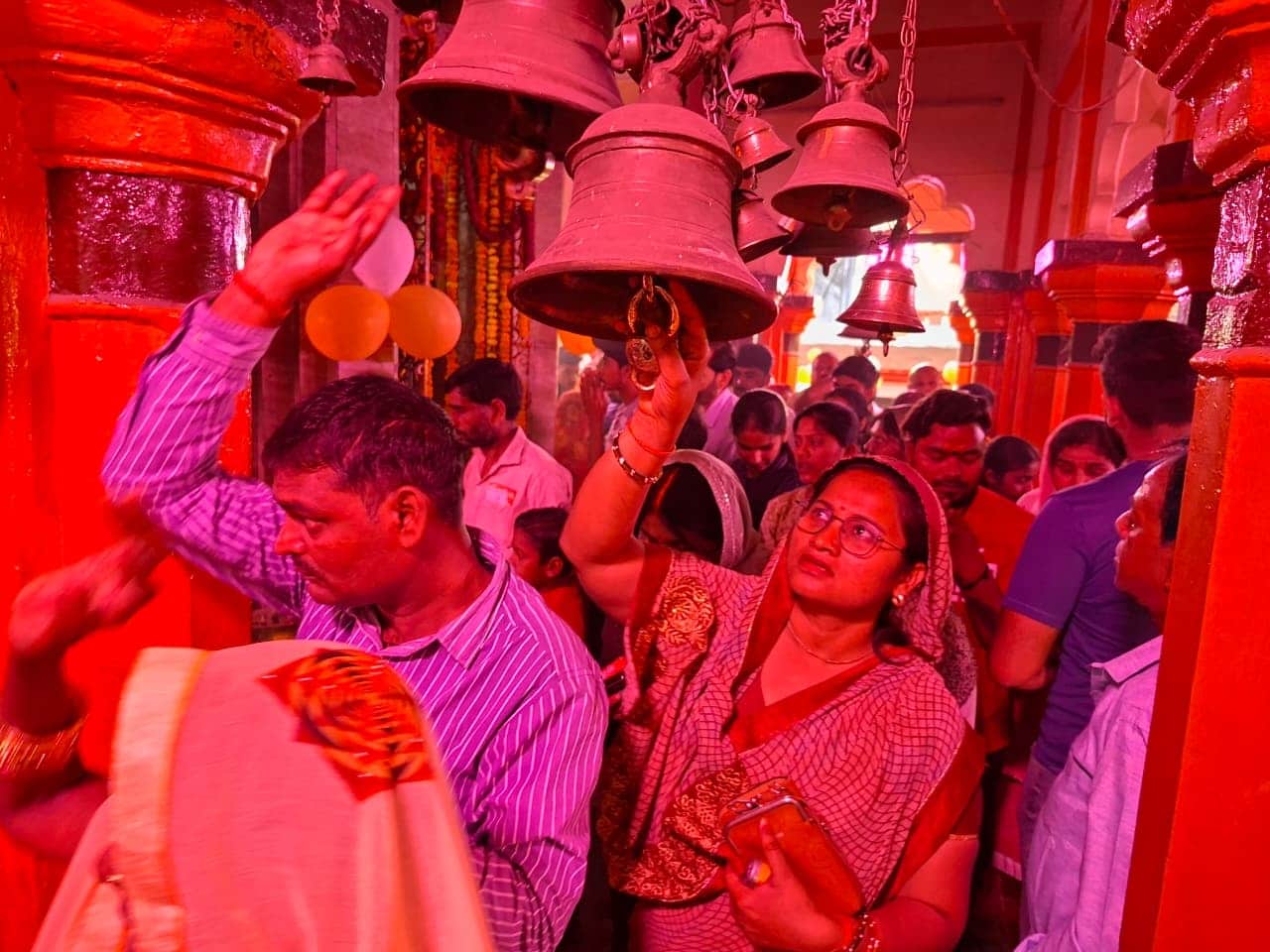 गोंडा के हनुमानगढ़ी मंदिर में भव्य हुआ शृंगार व दर्शन करने उमड़े श्रद्धालु। -संवाद