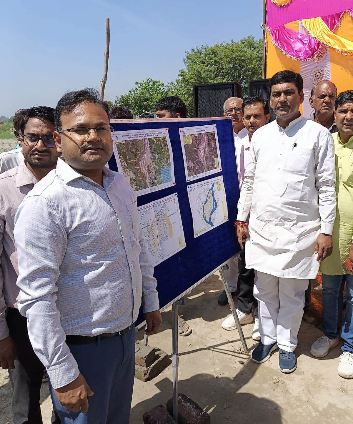 गंगा खादर क्षेत्र में नदी पर चैनल निर्माण कार्य का शुभारंभ करते विधायक हरेंद्र तेवतिया। संवाद