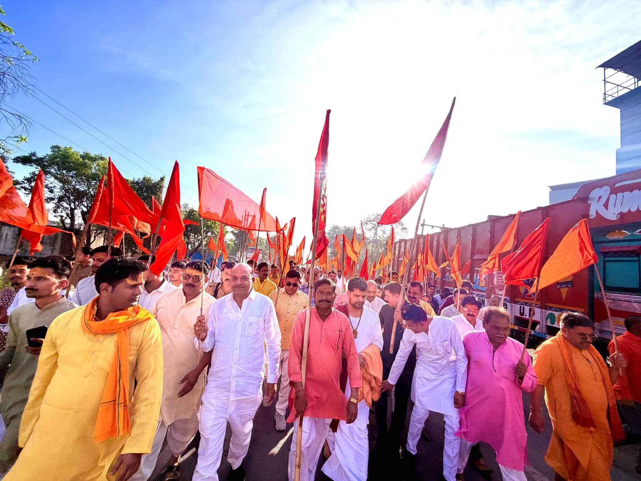 गोला से कंजा देवस्थान तक हनुमान पदयात्रा निकालते श्रद्धालु। स्रोत : आयोजक