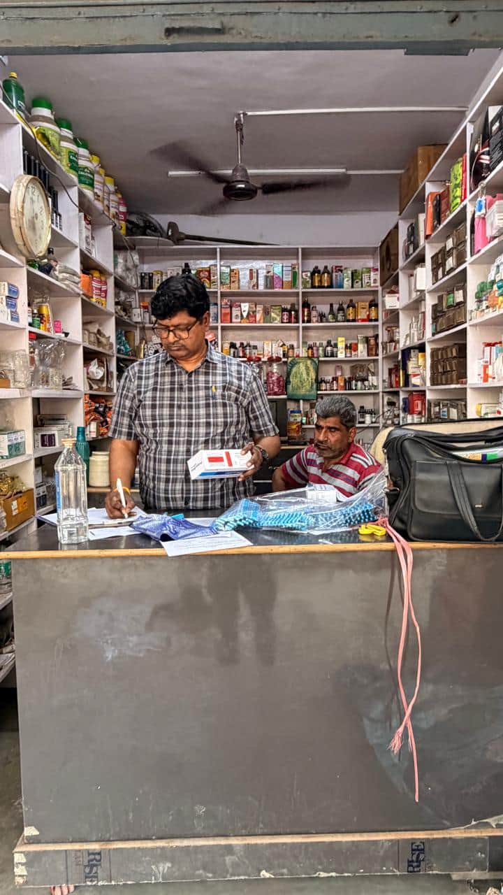 गुलावठी में मेडिकल स्टोर पर दवाओं की जांच करते औषधि निरीक्षक। स्रोत : औषधि विभाग