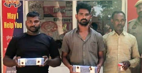 गोसाईगंज थाने में मौजूद मुठभेड़ में पकड़े गए गुलफाम (बाएं), अफरोज (बीच में), आजाद (दाएं)। स्रोत