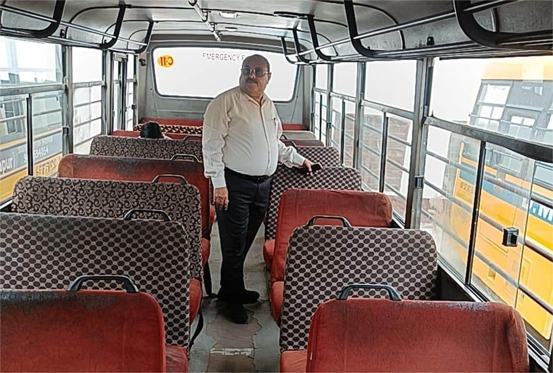 गढ़ में स्कूल बस की जांच करते परिवहन विभाग के अधिकारी। स्रोत विभाग