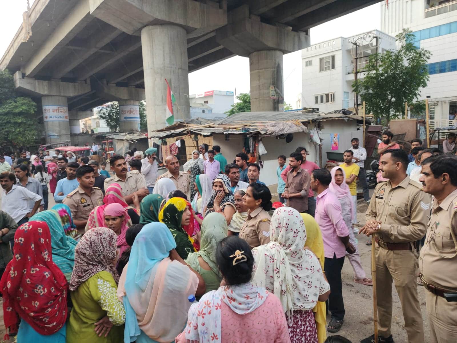 गढ़ रोड पर शराब के ठेके के विरोध में हंगामा करती महिलाएं। संवाद