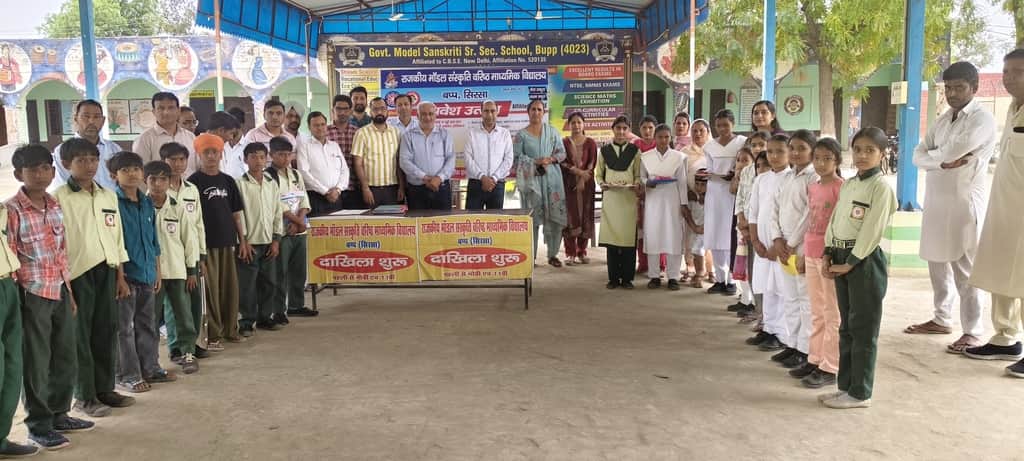 गांव बप्पं के सरकारी स्कूल में पहली दिन स्कूल पहुंचे बच्चे। स्कूल