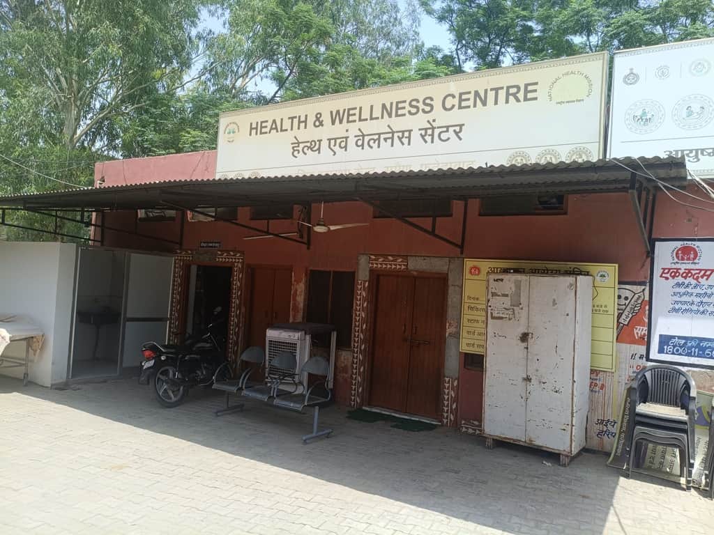 गांव समैन में बस स्टैंड के पास बना प्राथमिक स्वास्थ्य केंद्र। फाइल फोटो