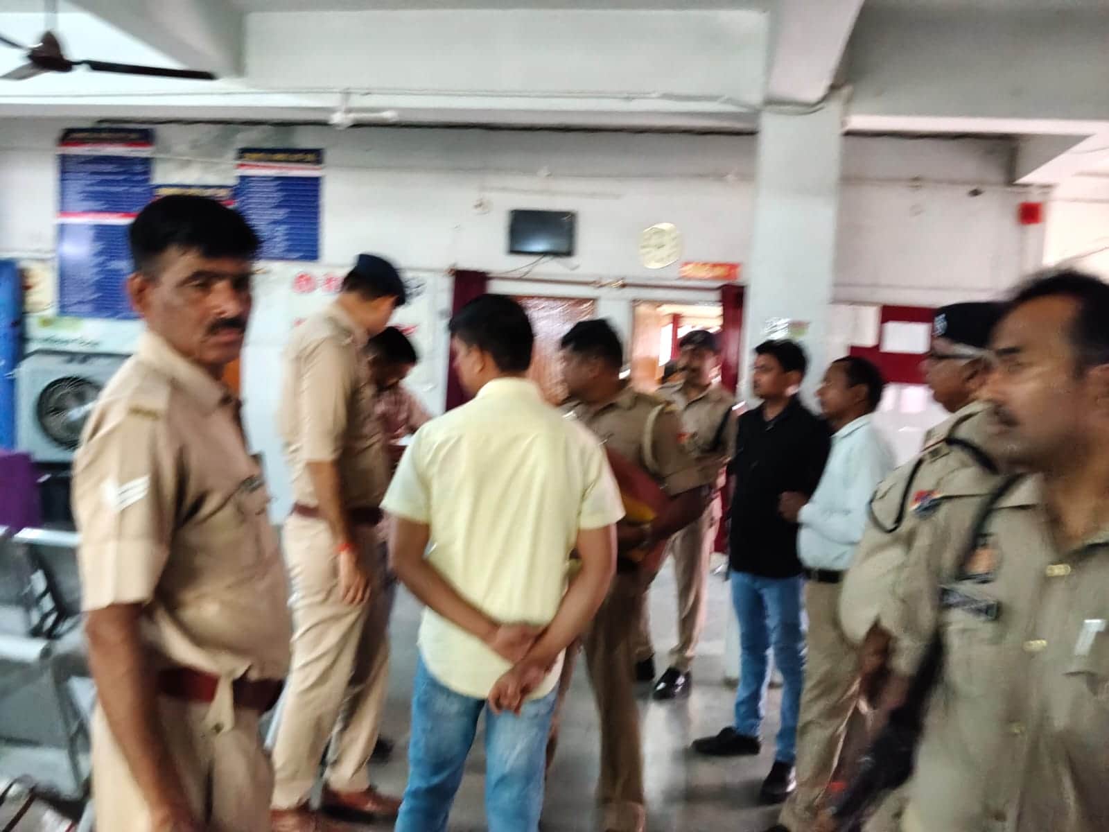 घटना के बाद सीएचसी चायल में मौजूद पुलिस टीम। संवाद