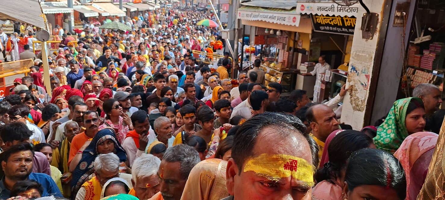 हनुमान गढ़ी में बृहस्पतिवार को दर्शन-पूजन को जाते श्रद्धालुगण।