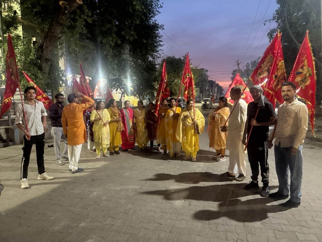 हनुमान जन्मोत्सव पर ध्वजा यात्रा में हिस्सा लेते श्रद्धालुगण।