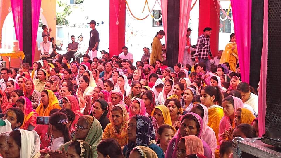 हनुमान मंदिर गोरखूवाला में भागवत कथा में मौजूद श्रद्धालु। संवाद