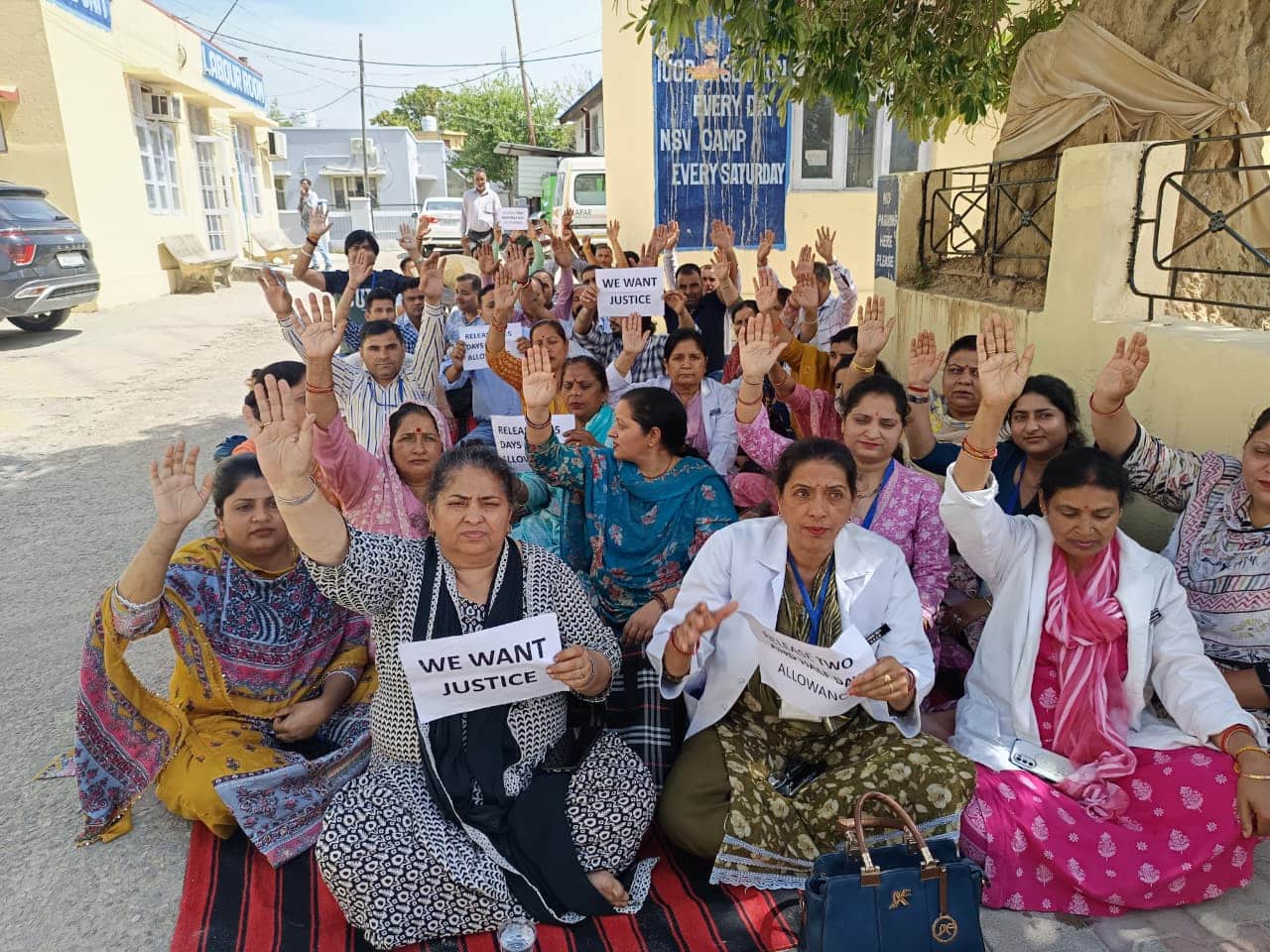 हीरानगर में स्वास्थ्य कर्मी प्रदर्शन करते हुए संवाद