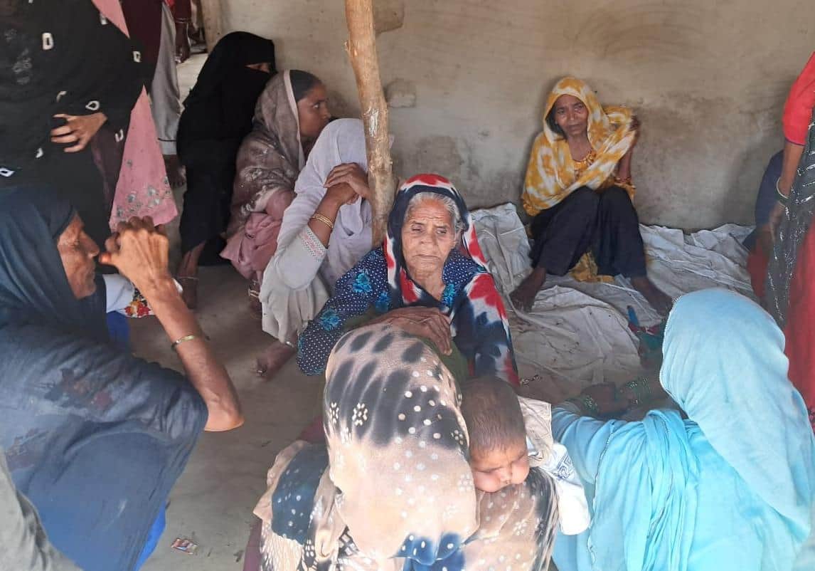 हत्या के बाद शोकाकुल परिजन।