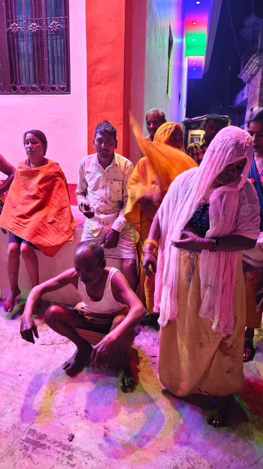 हादसे में झुलसे परिवार के लोग। स्रोत- ग्रामीण