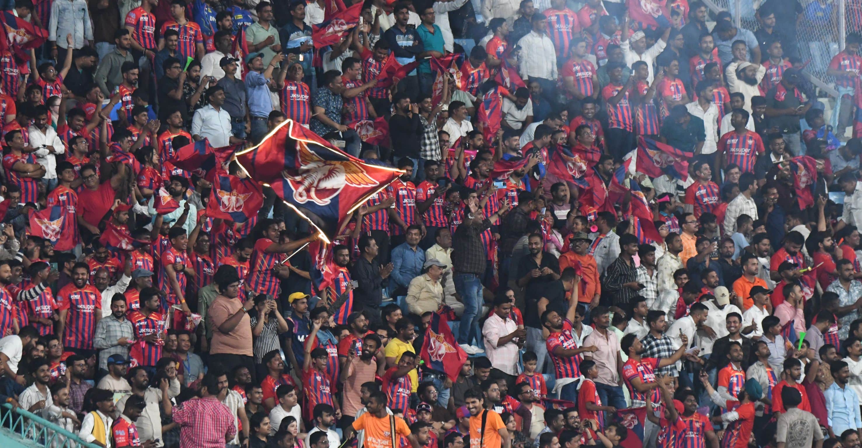 इकाना स्टेडियम में रविवार को होगा मैच।