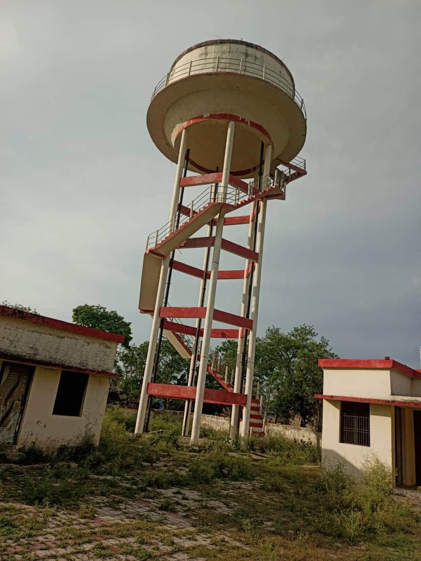  इकौना तहसील क्षेत्र की ग्राम पंचायत लखाही में ठप पड़ी टंकी और उगी घास। 