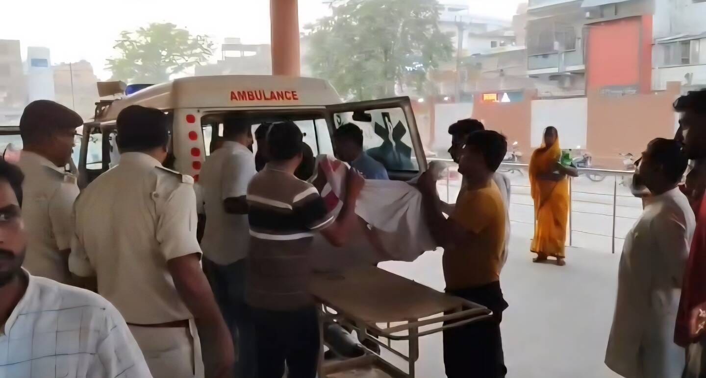 इलाज के लिए अस्पताल पहुंचाती पुलिस