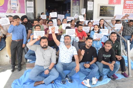 जीएमसी कठुआ परिसर में प्रदर्शन करते स्वास्थ्य कर्मीसंवाद