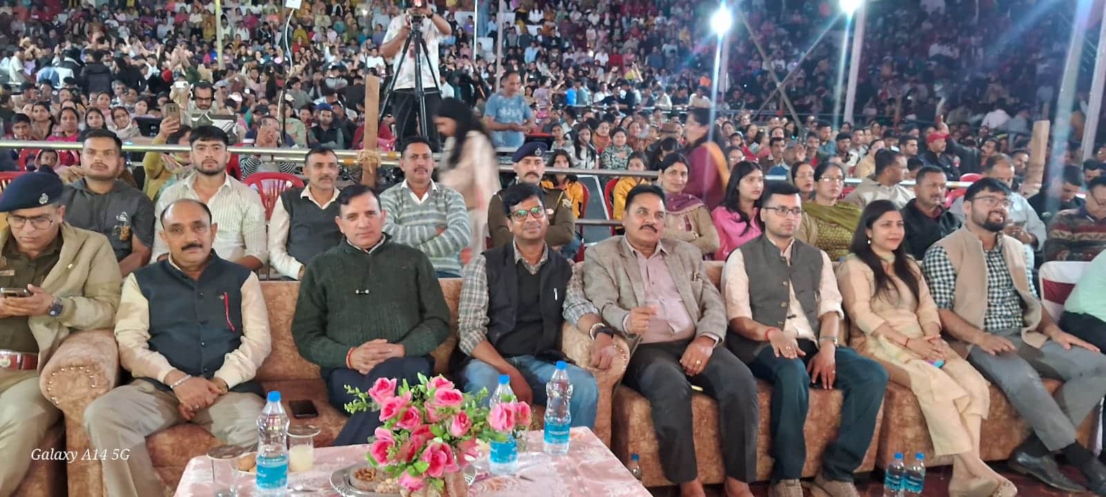 जोगिंद्रनगर मेले की दूसरी सांस्कृतिक संध्या का लुत्फ उठाते हुए मुख्य अतिथि व दर्शक। स्त्रोत : ज