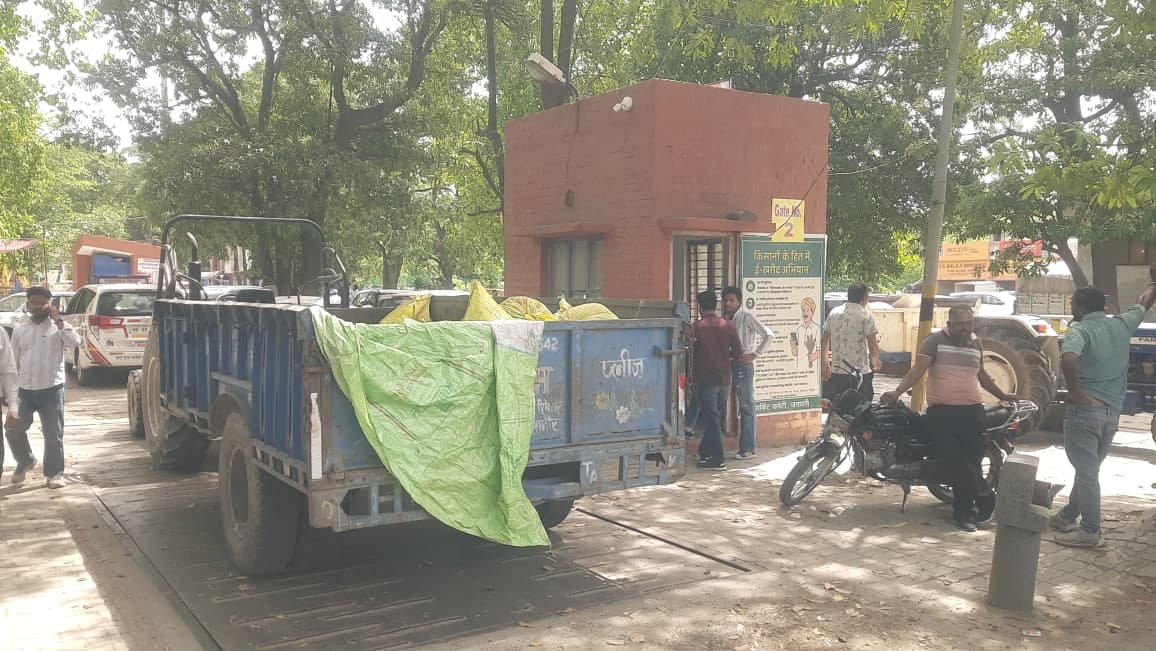 On the first day, 332 metric tons of wheat arrived in the mandis and 50 quintals of wheat was purchased.