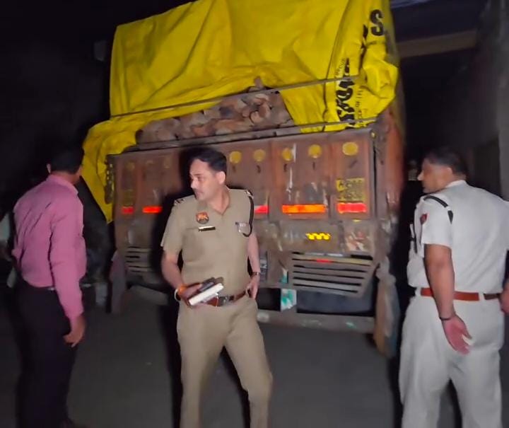 A truck loaded with khair wood was seized from the factory.